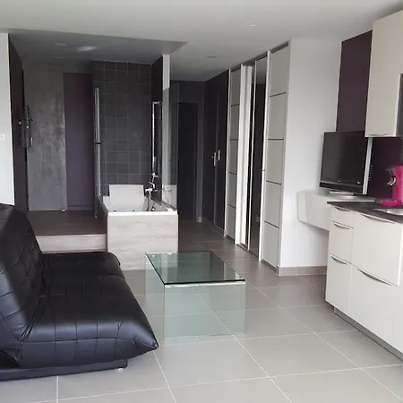 315, Port Ambonne Au Village Naturiste *